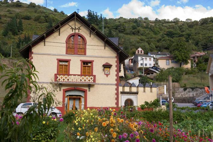 Hotel Restaurante La Casilla Cangas De Narcea Zewnętrze zdjęcie